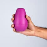 Juguete Conic Lila de tamaño grande sostenido en la mano.