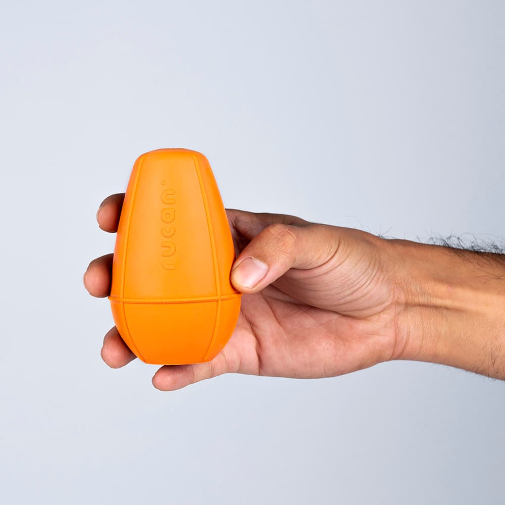 Juguete Conic Naranja de tamaño mediano sostenido en la mano.